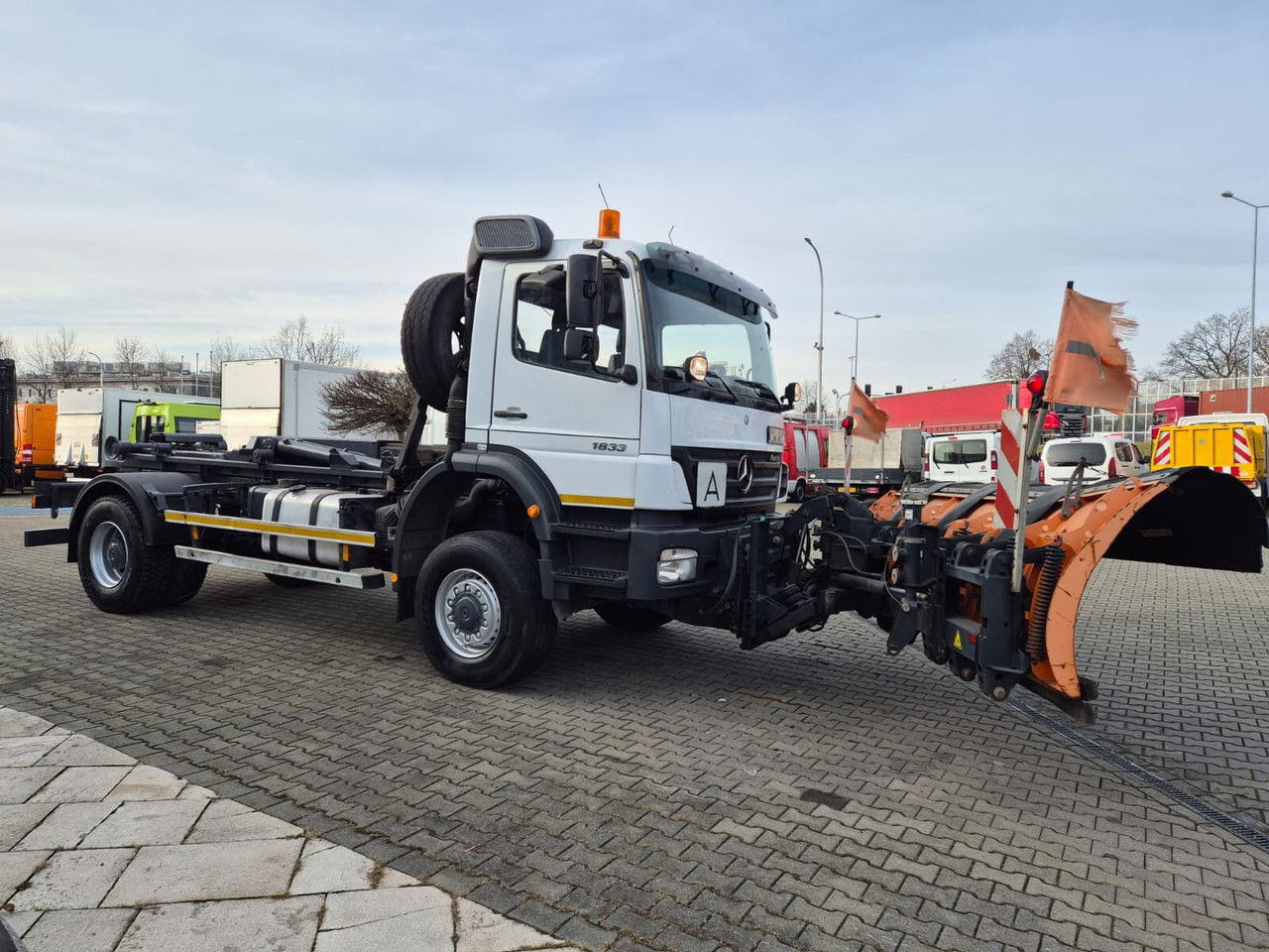 Mercedes-Benz Axor 1833 4X4 / Serviced / Schmidt Plow - Hook lift: gambar 5 Mercedes-Benz Axor 1833 4X4 / Serviced / Schmidt Plow - Hook lift: gambar 5