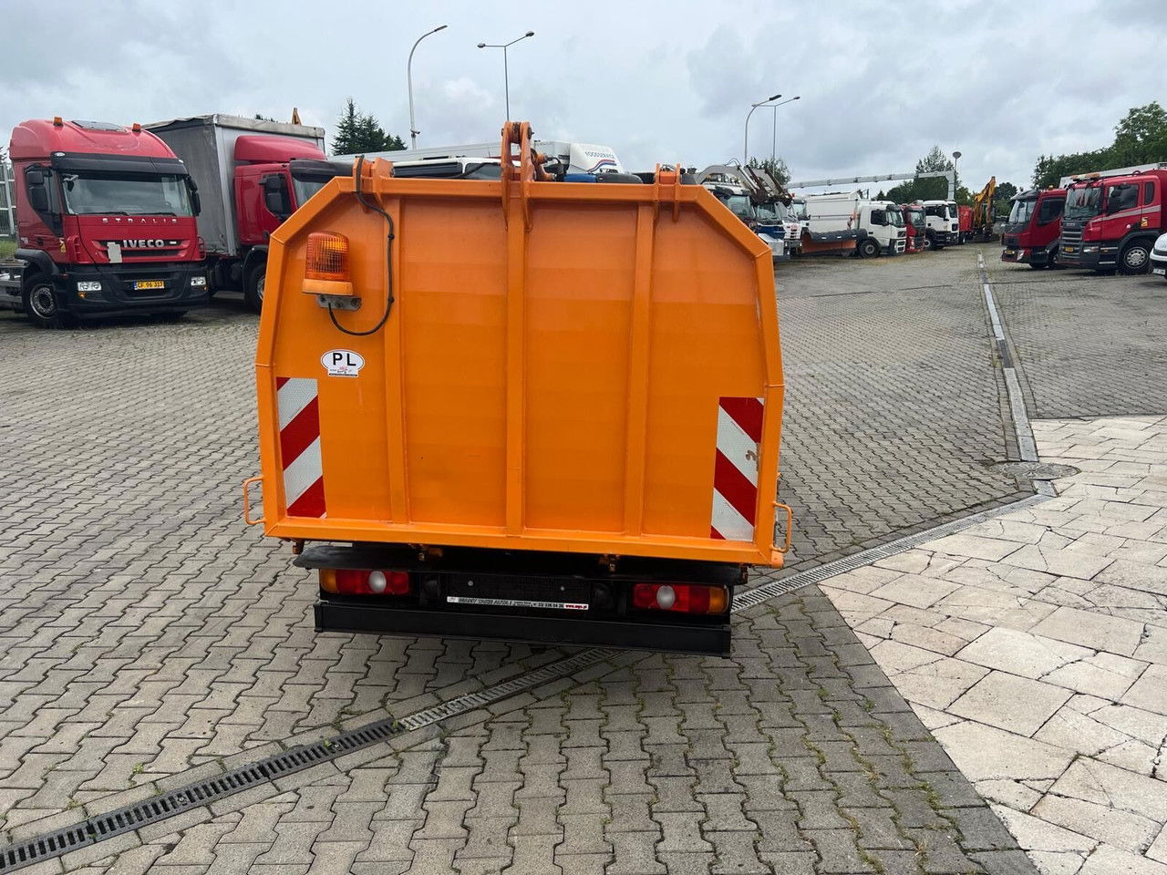 Mitsubishi Canter Fuso 3S13 AMT / Presscontainer / LOW KM / Super Condition - Truk sampah: gambar 5 Mitsubishi Canter Fuso 3S13 AMT / Presscontainer / LOW KM / Super Condition - Truk sampah: gambar 5