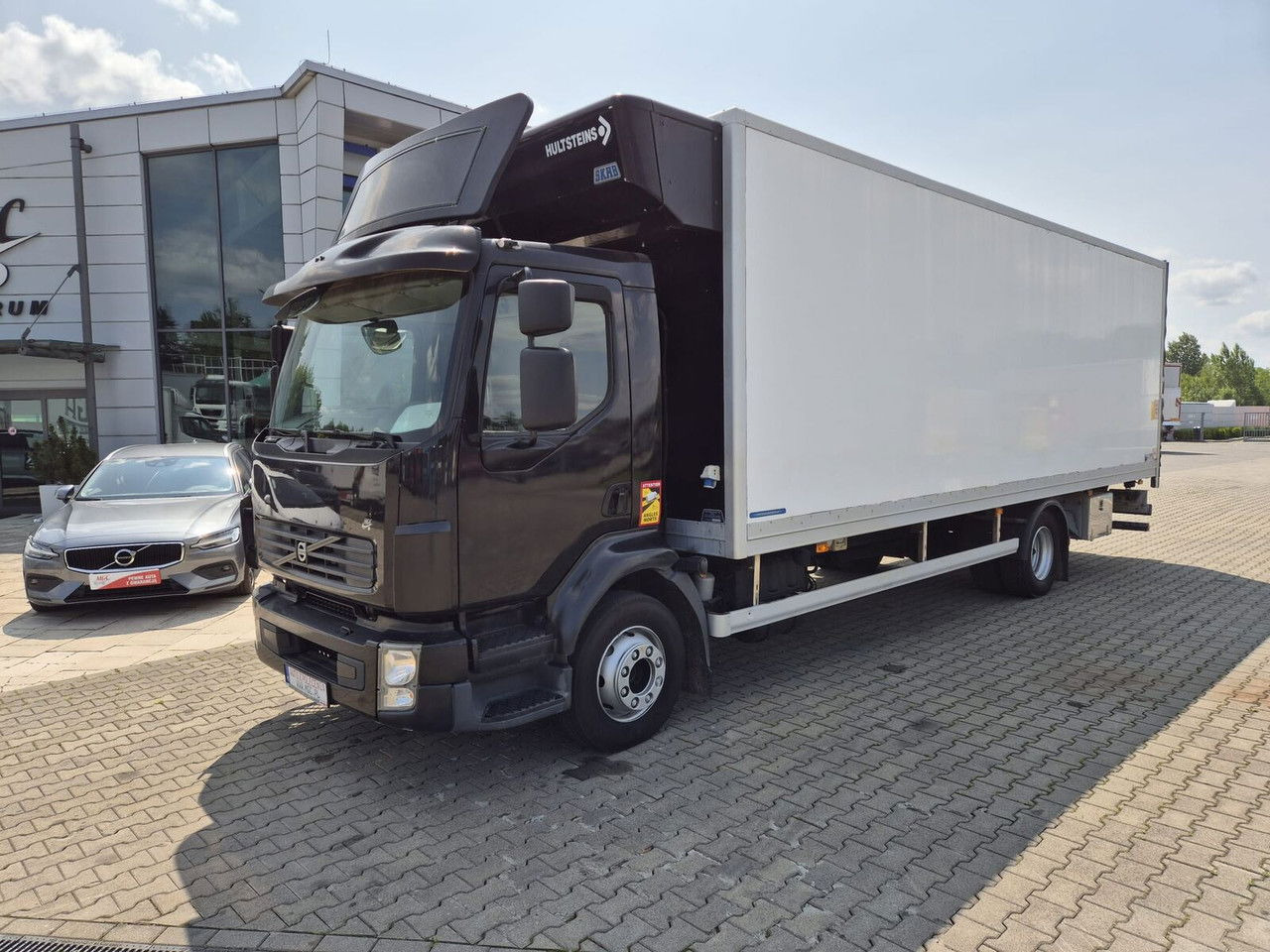Volvo FL 240 - Truk box: gambar 1 Volvo FL 240 - Truk box: gambar 1