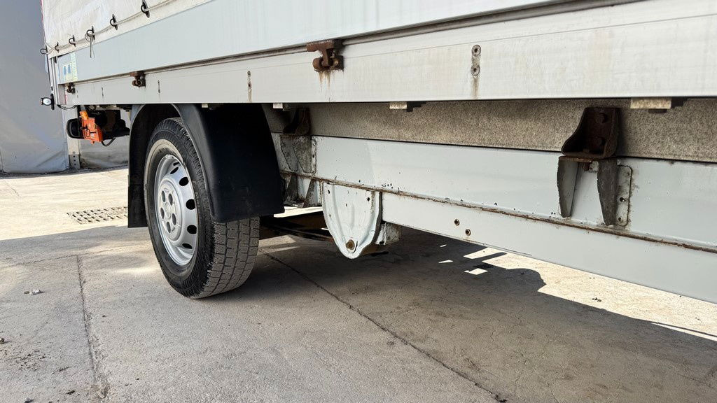 Fiat Ducato 2.3 JTD - 2014 - AIR Condition - Hydraulic Ramp - Van dengan terpal samping: gambar 4 Fiat Ducato 2.3 JTD - 2014 - AIR Condition - Hydraulic Ramp - Van dengan terpal samping: gambar 4