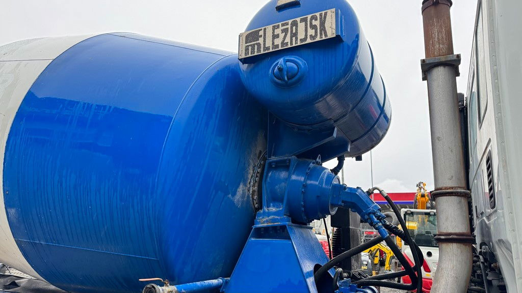 Iveco Trakker AD340TB45 8x4 mixer 9m3 - Truk pengaduk beton: gambar 5 Iveco Trakker AD340TB45 8x4 mixer 9m3 - Truk pengaduk beton: gambar 5