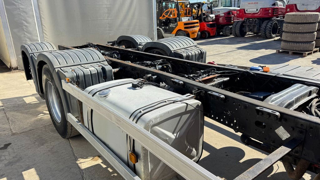 MAN TGA 26.460 6X2 chassis - lifitng axle - Truk sasis: gambar 4 MAN TGA 26.460 6X2 chassis - lifitng axle - Truk sasis: gambar 4