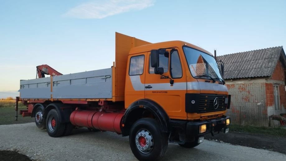 Mercedes-Benz 2228 6x2 stake body - crane - Truk dengan terpal samping: gambar 2 Mercedes-Benz 2228 6x2 stake body - crane - Truk dengan terpal samping: gambar 2