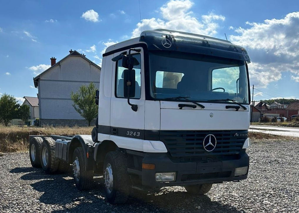 Mercedes-Benz Actros 3243 8x4 chassis - Truk sasis: gambar 3 Mercedes-Benz Actros 3243 8x4 chassis - Truk sasis: gambar 3
