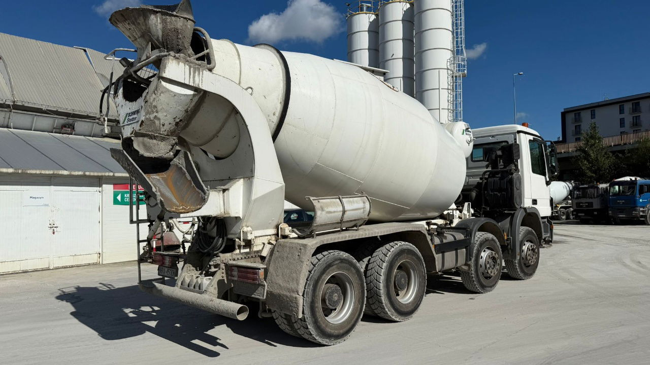 Mercedes-Benz Actros 3532 8x4 beton Schwing mixer 10m3 - Truk pengaduk beton: gambar 4 Mercedes-Benz Actros 3532 8x4 beton Schwing mixer 10m3 - Truk pengaduk beton: gambar 4
