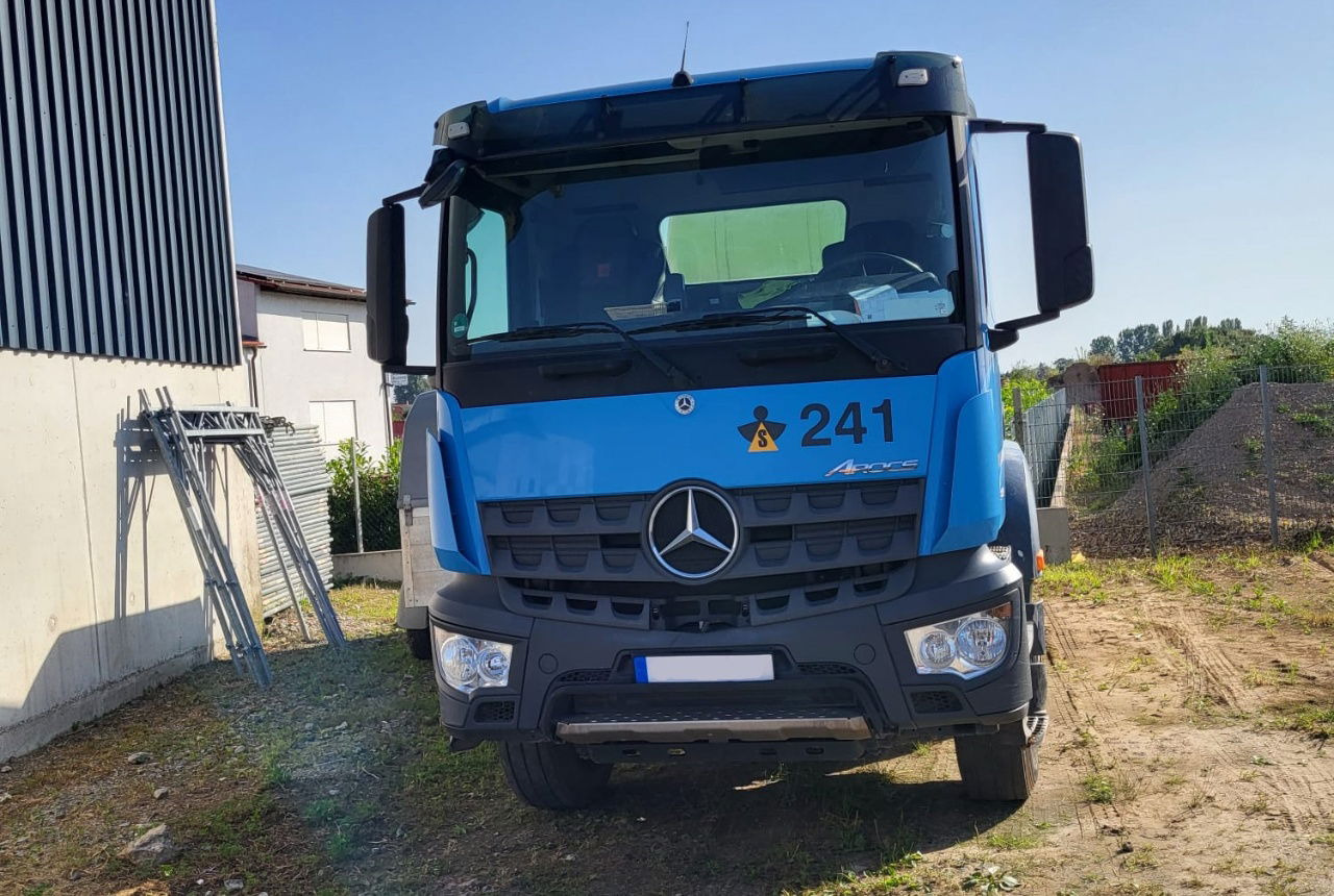 Mercedes-Benz Arocs 3543 8x4 schwing mixer 9m3 - Truk pengaduk beton: gambar 2 Mercedes-Benz Arocs 3543 8x4 schwing mixer 9m3 - Truk pengaduk beton: gambar 2