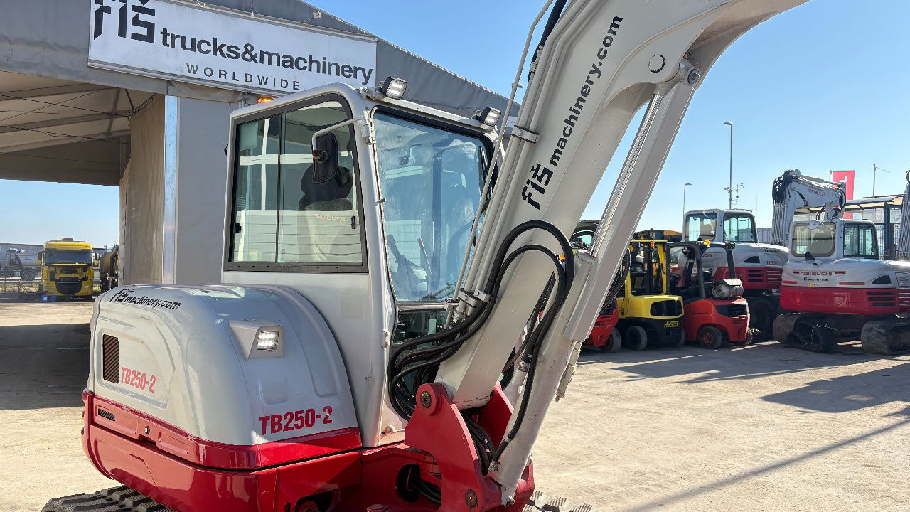 Takeuchi TB250-2 - 2021 Year - 1825 Hours - Powertilt -3X Buckets - Ekskavator mini: gambar 5 Takeuchi TB250-2 - 2021 Year - 1825 Hours - Powertilt -3X Buckets - Ekskavator mini: gambar 5