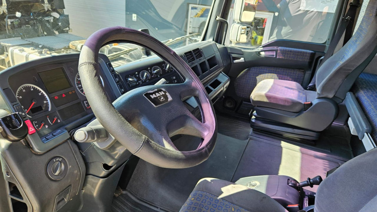 Tractor head MAN TGA 18.413 4X2 tractor unit: gambar 19