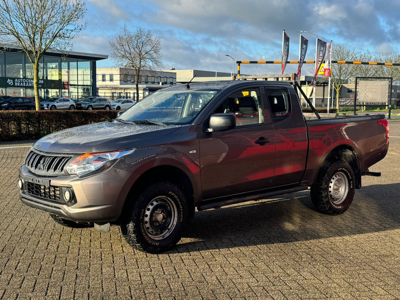 Mitsubishi L200 4*4 airco - Truk pikap: gambar 2 Mitsubishi L200 4*4 airco - Truk pikap: gambar 2