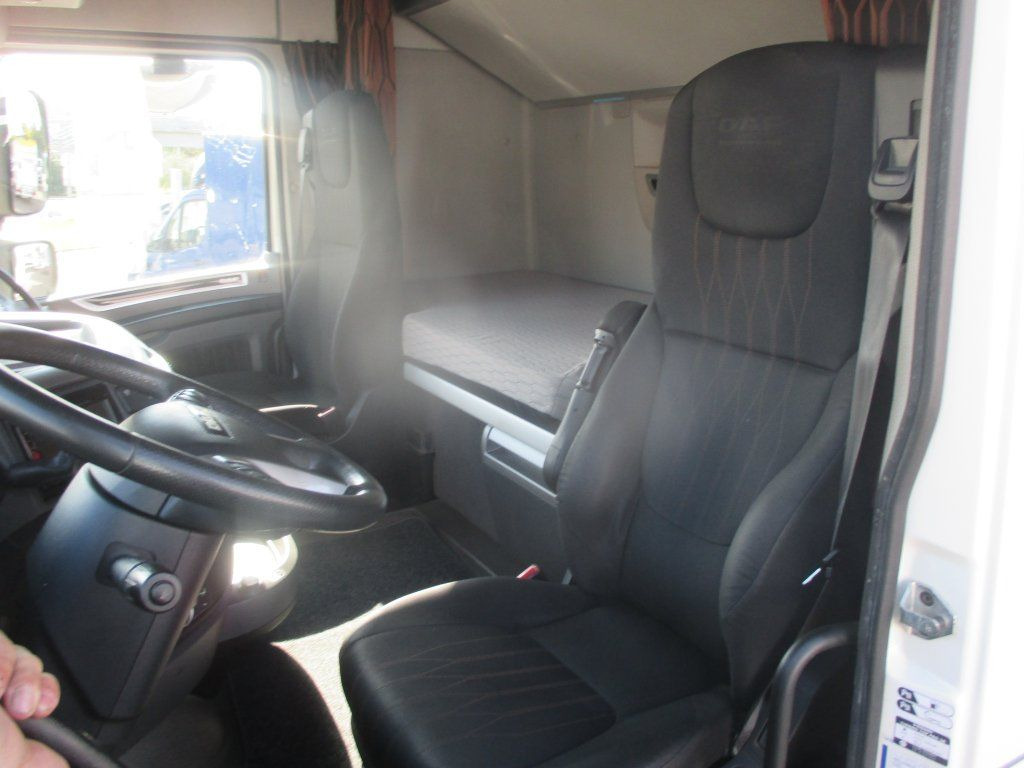 DAF XF 480, 6x2, - Truk box: gambar 5 DAF XF 480, 6x2, - Truk box: gambar 5