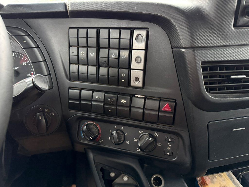 Truk jungkit Iveco AD340T45 Trakker 8x4 Euro 6: gambar 15