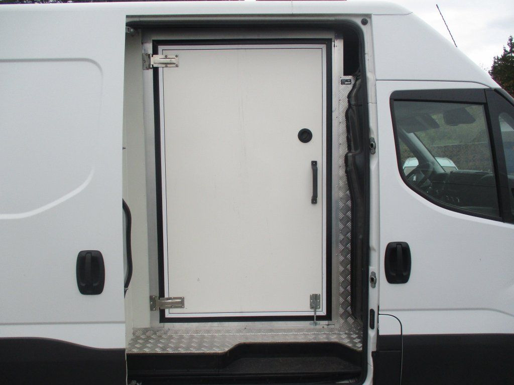 Iveco Daily 35C16 - Van berpendingin: gambar 4 Iveco Daily 35C16 - Van berpendingin: gambar 4