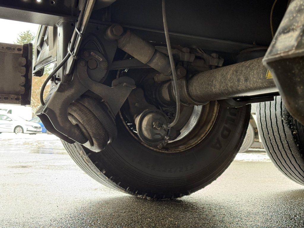 Semi-trailer dengan terpal samping Krone SD: gambar 9 Semi-trailer dengan terpal samping Krone SD: gambar 9