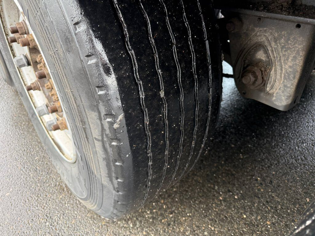 Semi-trailer dengan terpal samping Krone SD: gambar 15 Semi-trailer dengan terpal samping Krone SD: gambar 15