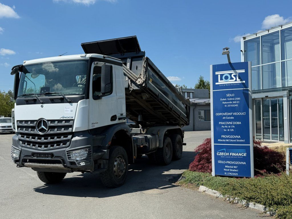 Mercedes-Benz 3343 Arocs 6x6 S3 EURO 6 - Truk jungkit: gambar 1 Mercedes-Benz 3343 Arocs 6x6 S3 EURO 6 - Truk jungkit: gambar 1