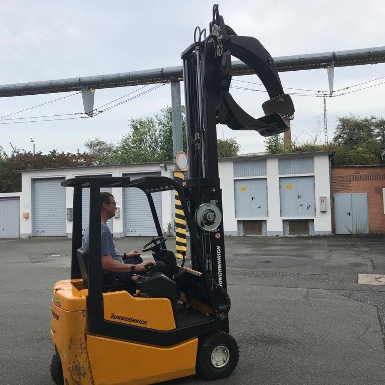 Three-wheel electric front loader Jungheinrich EFG DF 15 with duplex mast and Meyer roller clamp - Forklift listrik: gambar 2 Three-wheel electric front loader Jungheinrich EFG DF 15 with duplex mast and Meyer roller clamp - Forklift listrik: gambar 2