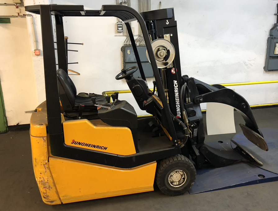 Three-wheel electric front loader Jungheinrich EFG DF 15 with duplex mast and Meyer roller clamp - Forklift listrik: gambar 1 Three-wheel electric front loader Jungheinrich EFG DF 15 with duplex mast and Meyer roller clamp - Forklift listrik: gambar 1