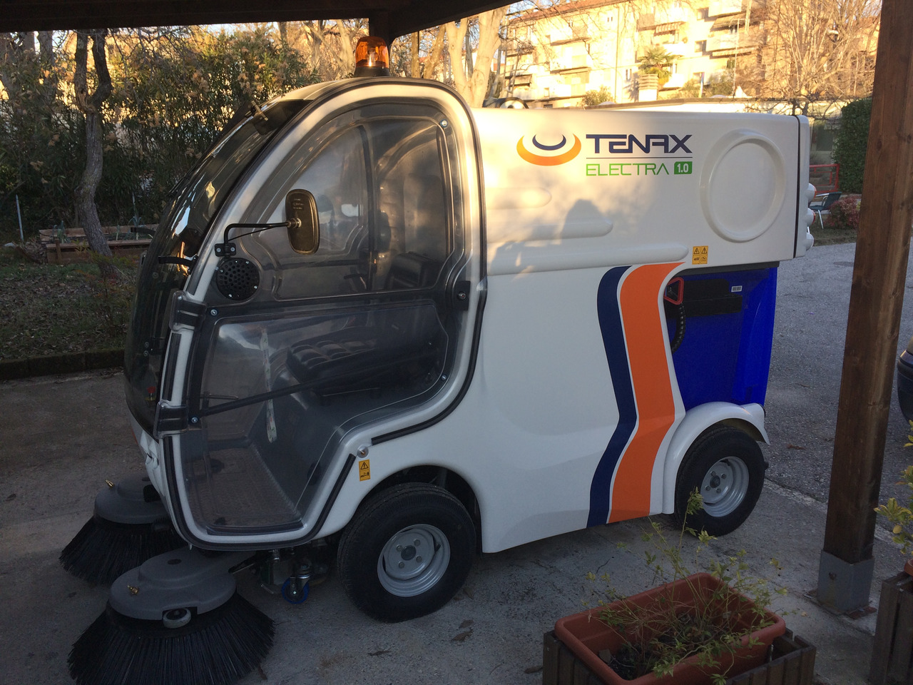 TENAX 1.0 ELECTRA - Penyapu jalan: gambar 1 TENAX 1.0 ELECTRA - Penyapu jalan: gambar 1
