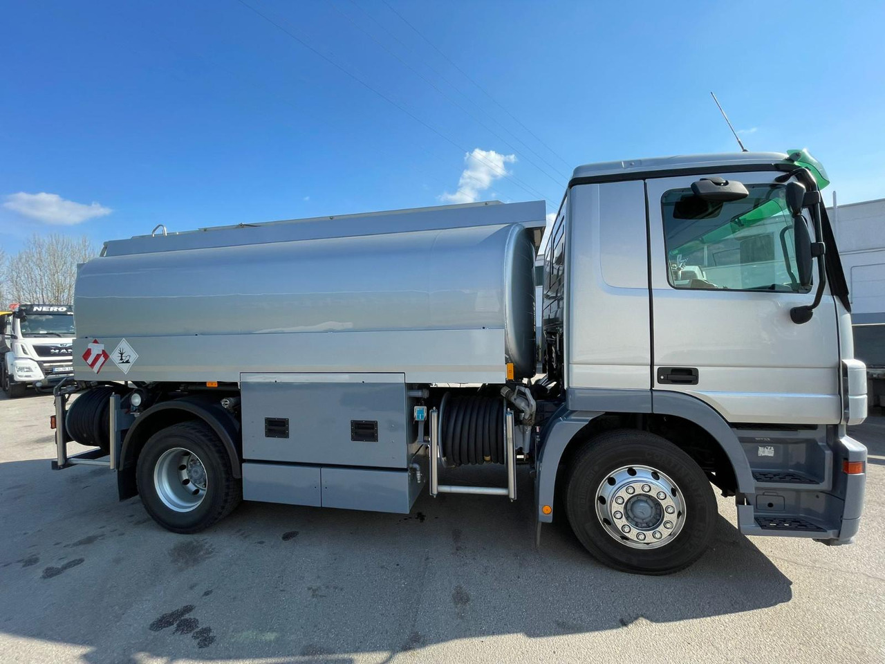Mercedes-Benz 1844 - Truk tangki: gambar 1 Mercedes-Benz 1844 - Truk tangki: gambar 1