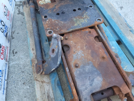 Case Mxm120, Mxm140 New Holland Tm120, Tm140, Tm150 Pick Up Hitch Assy 82036538 - Bingkai/ Sasis: gambar 4 Case Mxm120, Mxm140 New Holland Tm120, Tm140, Tm150 Pick Up Hitch Assy 82036538 - Bingkai/ Sasis: gambar 4
