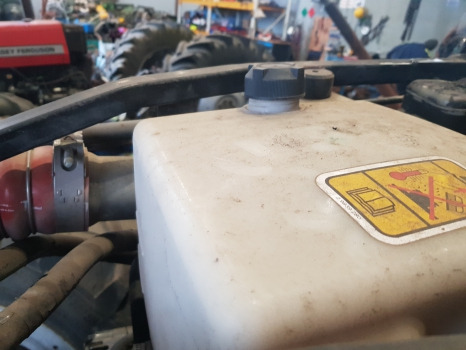 Deutz Fahr Agrotron M620, M600, Ttv610, Radiator Expansion Tank 0.015.4531.4/10 - Radiator: gambar 2 Deutz Fahr Agrotron M620, M600, Ttv610, Radiator Expansion Tank 0.015.4531.4/10 - Radiator: gambar 2
