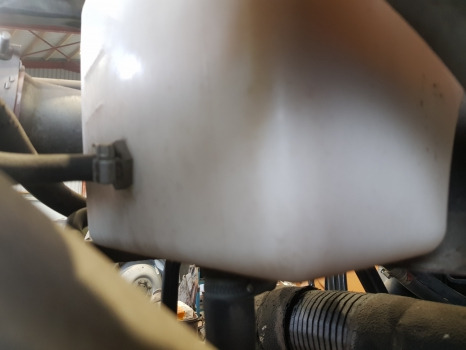 Deutz Fahr Agrotron M620, M600, Ttv610, Radiator Expansion Tank 0.015.4531.4/10 - Radiator: gambar 5 Deutz Fahr Agrotron M620, M600, Ttv610, Radiator Expansion Tank 0.015.4531.4/10 - Radiator: gambar 5