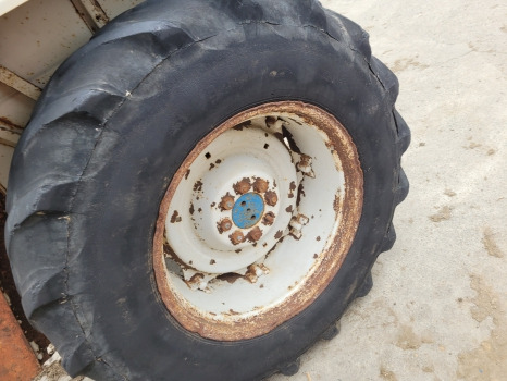 Ford 2600, 3600, 4600, 4000 Rear Wheel Rim And Tyre 16.9 R30 - Roda: gambar 4 Ford 2600, 3600, 4600, 4000 Rear Wheel Rim And Tyre 16.9 R30 - Roda: gambar 4