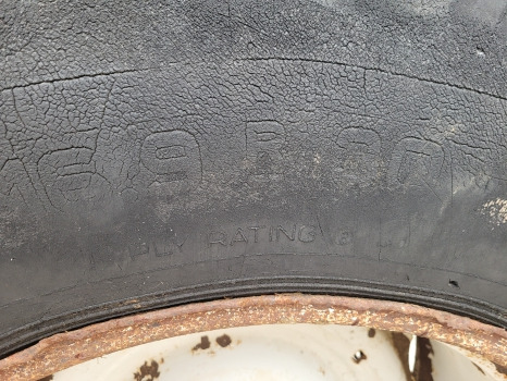 Ford 2600, 3600, 4600, 4000 Rear Wheel Rim And Tyre 16.9 R30 - Roda: gambar 2 Ford 2600, 3600, 4600, 4000 Rear Wheel Rim And Tyre 16.9 R30 - Roda: gambar 2
