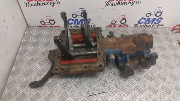 Ford 8340, 7840 40 Series Sle Transmission Cover, Control Assembly F2nn7211aa - Penularan untuk Traktor: gambar 1 Ford 8340, 7840 40 Series Sle Transmission Cover, Control Assembly F2nn7211aa - Penularan untuk Traktor: gambar 1