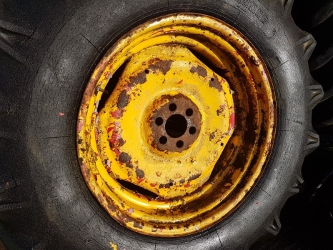 Ford Rear Wheel And Tyre 16.9/14-30 - Roda untuk Traktor: gambar 3 Ford Rear Wheel And Tyre 16.9/14-30 - Roda untuk Traktor: gambar 3