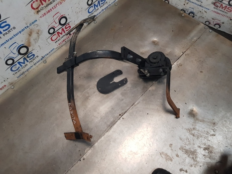 Kubota M5092 Front Axle Mudguard Bracket Lhs Assy - Spatbor: gambar 4 Kubota M5092 Front Axle Mudguard Bracket Lhs Assy - Spatbor: gambar 4
