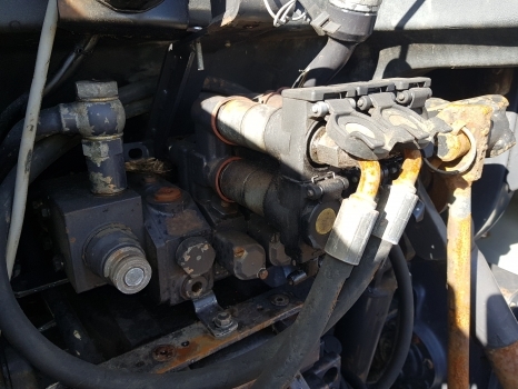 Landini Mythos Series Mythos 115, Mythos Spool Valve Valves Assembly - Katup hidrolik: gambar 1 Landini Mythos Series Mythos 115, Mythos Spool Valve Valves Assembly - Katup hidrolik: gambar 1