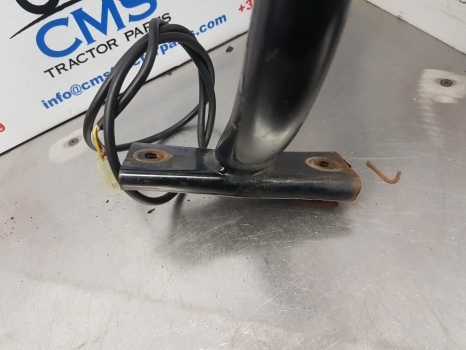 New Holland T5.120, T5, T4 Work Light Bracket Lhs 47454263 - Cahaya/ Pencahayaan untuk Traktor: gambar 2 New Holland T5.120, T5, T4 Work Light Bracket Lhs 47454263 - Cahaya/ Pencahayaan untuk Traktor: gambar 2