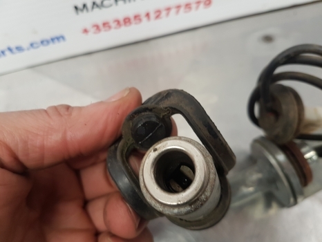 New Holland T5.95, T4, T5, Farmall Rotary Beacon Support 47788367 - Cahaya/ Pencahayaan untuk Traktor: gambar 4 New Holland T5.95, T4, T5, Farmall Rotary Beacon Support 47788367 - Cahaya/ Pencahayaan untuk Traktor: gambar 4