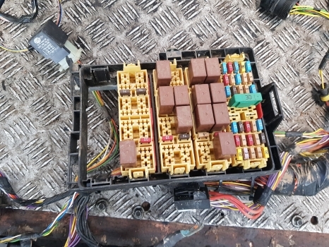 New Holland T5.95, T5.105, T5.115 Cab Wiring Loom, Fuse Box 47915451 - Kabel/ Kawat harness untuk Traktor: gambar 4 New Holland T5.95, T5.105, T5.115 Cab Wiring Loom, Fuse Box 47915451 - Kabel/ Kawat harness untuk Traktor: gambar 4