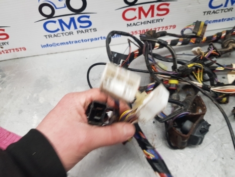 New Holland T5.95, T5.105, T5.115 Wiring Loom, Fuse Box 47778916 - Kabel/ Kawat harness untuk Traktor: gambar 4 New Holland T5.95, T5.105, T5.115 Wiring Loom, Fuse Box 47778916 - Kabel/ Kawat harness untuk Traktor: gambar 4