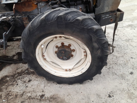 Valtra 6400 Front Wheel And Tyre 13.6r28, 13.6r28, 12x28 - Roda: gambar 1 Valtra 6400 Front Wheel And Tyre 13.6r28, 13.6r28, 12x28 - Roda: gambar 1