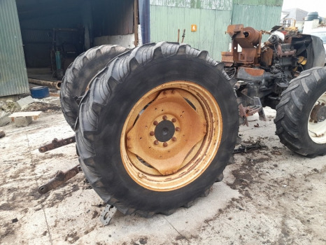 Valtra 6400 Rear Wheel And Tyre 16.9r38, W16x38 - Roda: gambar 1 Valtra 6400 Rear Wheel And Tyre 16.9r38, W16x38 - Roda: gambar 1