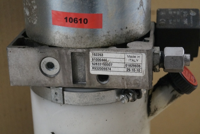 Jungheinrich 51006444 | Lifting motor with tank 24V 2,2KW 120A 2600 min-1 ISKRA Lifting motor with tank 24V 2,2KW 120A 2600 min-1 ISKRA code R932005574 for ERE225 year 2010 - Pompa hidrolik untuk Peralatan untuk menangani material: gambar 2 Jungheinrich 51006444 | Lifting motor with tank 24V 2,2KW 120A 2600 min-1 ISKRA Lifting motor with tank 24V 2,2KW 120A 2600 min-1 ISKRA code R932005574 for ERE225 year 2010 - Pompa hidrolik untuk Peralatan untuk menangani material: gambar 2