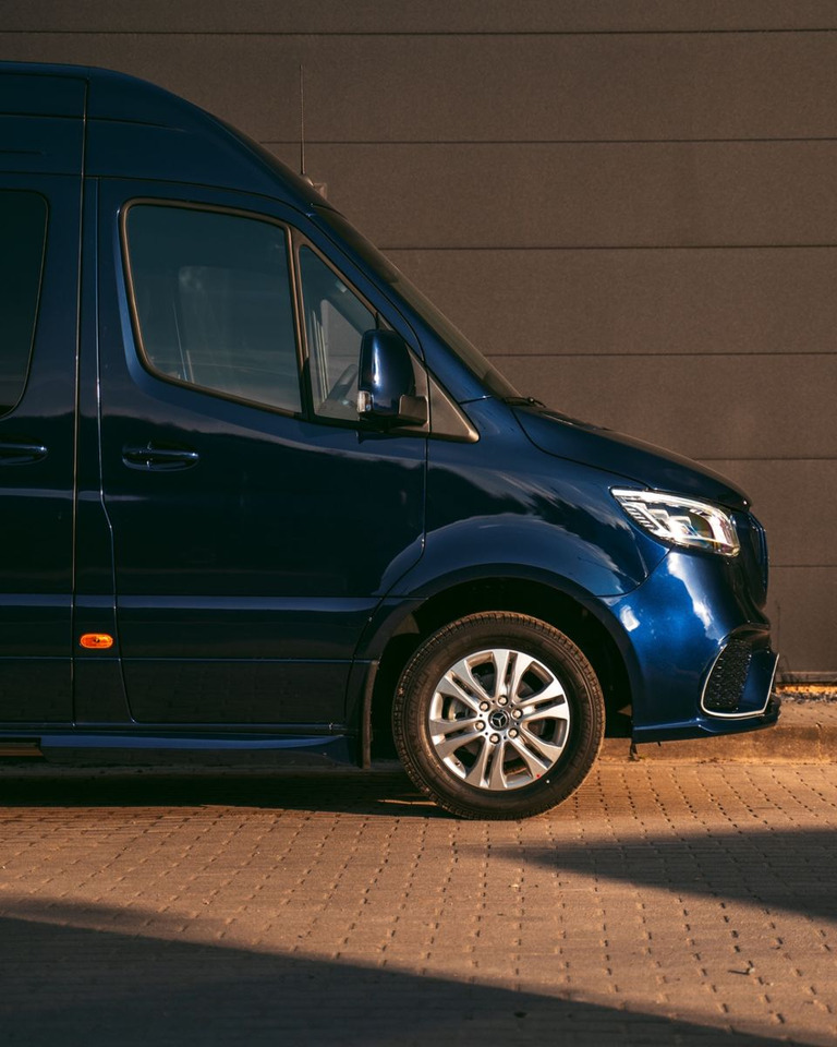 Mercedes-Benz Sprinter 319 VIP Van/ Sleeping Area/ Ski Holders - Van penumpang: gambar 3 Mercedes-Benz Sprinter 319 VIP Van/ Sleeping Area/ Ski Holders - Van penumpang: gambar 3