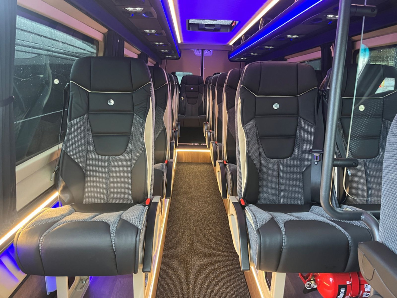 Mercedes-Benz Sprinter 519 AWD 4x4 TOURIST / 21 to 24 Seats - Bus mini, Van penumpang: gambar 4 Mercedes-Benz Sprinter 519 AWD 4x4 TOURIST / 21 to 24 Seats - Bus mini, Van penumpang: gambar 4
