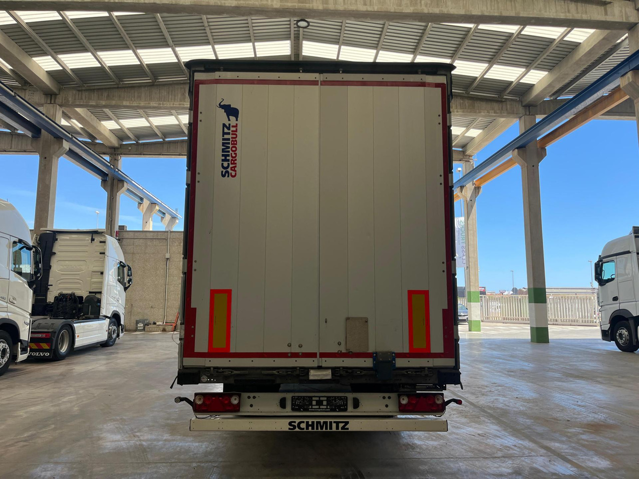 Schmitz Cargobull SCS24/L Varios - Semi-trailer dengan terpal samping: gambar 4 Schmitz Cargobull SCS24/L Varios - Semi-trailer dengan terpal samping: gambar 4