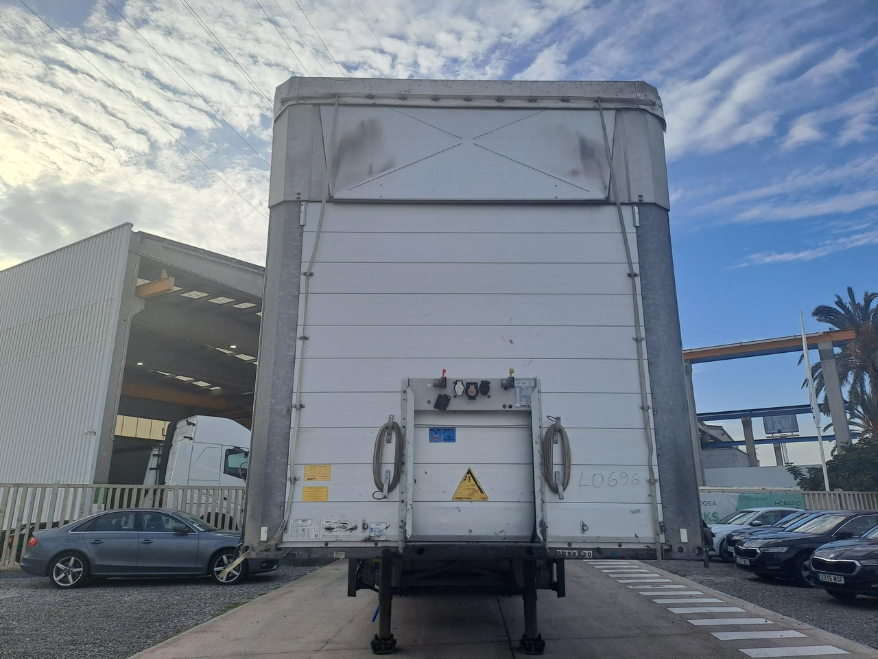 Schmitz Cargobull SCS24/L Varios - Semi-trailer dengan terpal samping: gambar 2 Schmitz Cargobull SCS24/L Varios - Semi-trailer dengan terpal samping: gambar 2