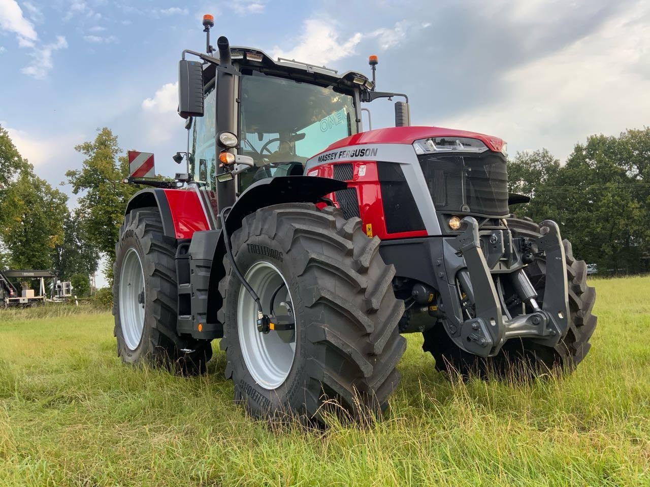 Massey Ferguson MF 8S.265 DYNA-VT - Traktor: gambar 1 Massey Ferguson MF 8S.265 DYNA-VT - Traktor: gambar 1
