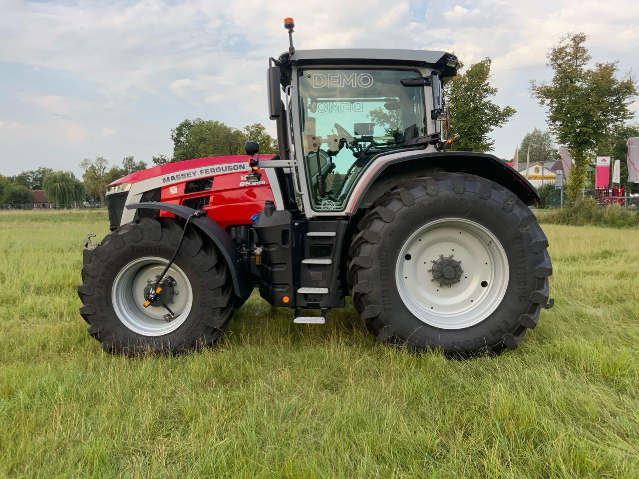 Massey Ferguson MF 8S.265 DYNA-VT - Traktor: gambar 5 Massey Ferguson MF 8S.265 DYNA-VT - Traktor: gambar 5
