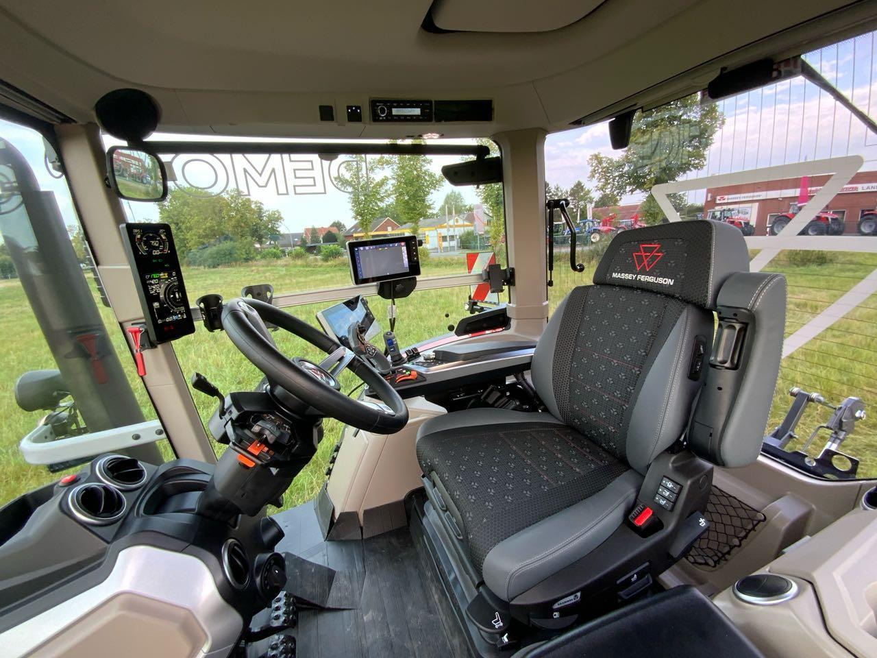 Massey Ferguson MF 8S.265 DYNA-VT - Traktor: gambar 3 Massey Ferguson MF 8S.265 DYNA-VT - Traktor: gambar 3