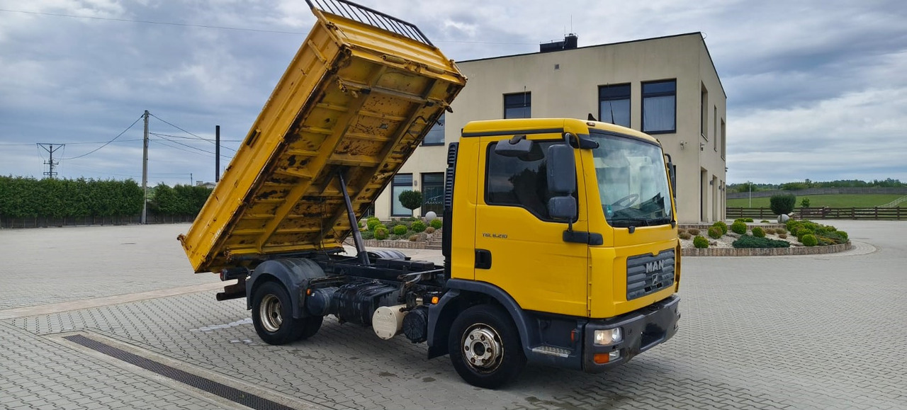 MAN TGL 8.210 * 2007 * 3-stronny KIPER * NOWE OPONY * MANUAL * RESOR * 3 MIEJSCA - Truk jungkit: gambar 1 MAN TGL 8.210 * 2007 * 3-stronny KIPER * NOWE OPONY * MANUAL * RESOR * 3 MIEJSCA - Truk jungkit: gambar 1