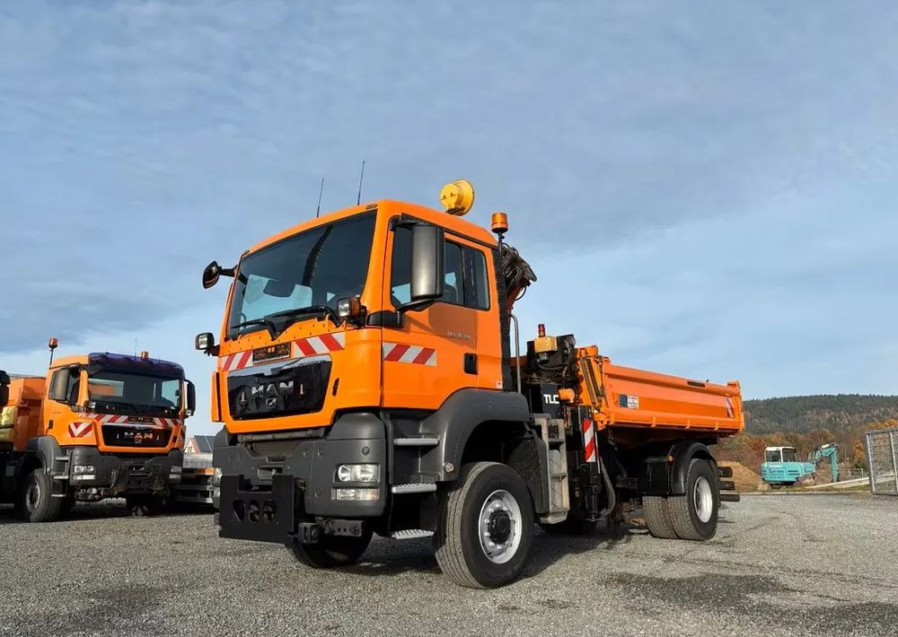 MAN TGS 18.320/ 4x4 / Euro4 /Wywrotka trójstronna Meiller +Kran Atlas TLC 82.2 +sterowanie radiowe – Przystosowany do pracy zimą — odśnieżanie, posypywanie, pług - Truk jungkit: gambar 5 MAN TGS 18.320/ 4x4 / Euro4 /Wywrotka trójstronna Meiller +Kran Atlas TLC 82.2 +sterowanie radiowe – Przystosowany do pracy zimą — odśnieżanie, posypywanie, pług - Truk jungkit: gambar 5