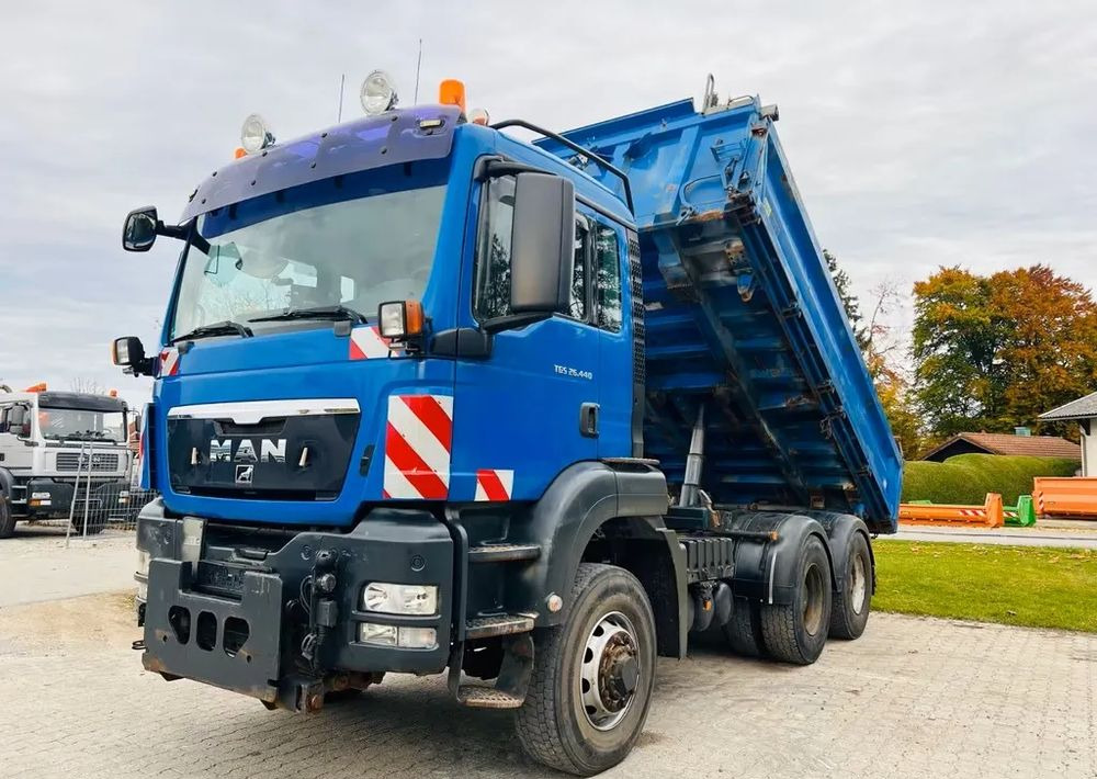 MAN TGS 26.440 6x6 Hydrodrive – Meiller 3-stronny wywrotka / Manual / Retarder / Tempomat / Euro 5 - Truk jungkit: gambar 1 MAN TGS 26.440 6x6 Hydrodrive – Meiller 3-stronny wywrotka / Manual / Retarder / Tempomat / Euro 5 - Truk jungkit: gambar 1