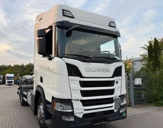 Scania R450 BDF • 6x2 • Euro 6d • Skrętna tylna oś • Retarder • Pod zabudowę • - Truk sasis: gambar 1 Scania R450 BDF • 6x2 • Euro 6d • Skrętna tylna oś • Retarder • Pod zabudowę • - Truk sasis: gambar 1